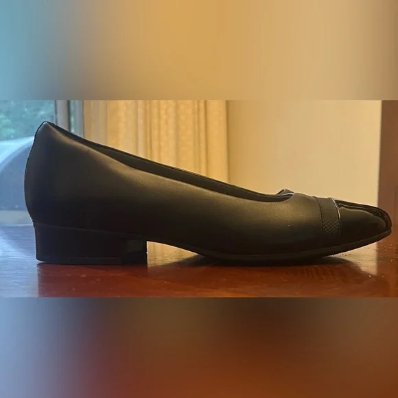 Clarks "Ultimate Comfort" low heeled ballet flats black leather Size 7.5 W - Picture 3 of 8